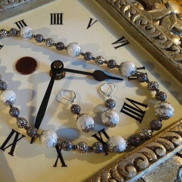 Handcrafted artisanal necklace/earring set in silver & gray - Picture 3 of 6